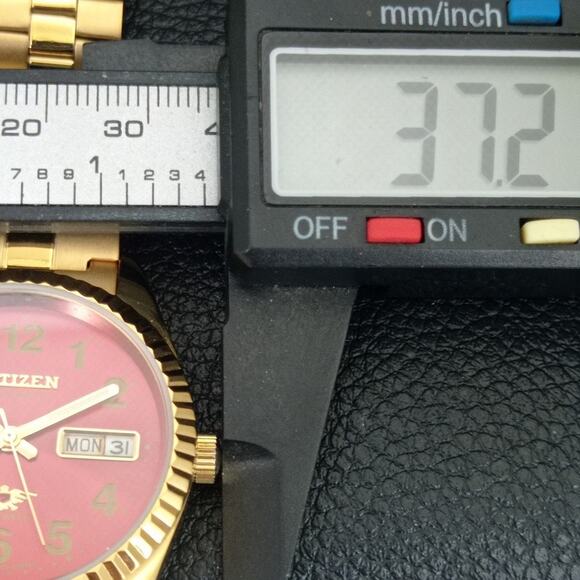 Vintage 1972 Citizen Automatic Mens Gold Watch W/daydate & Red accents - Picture 7 of 10